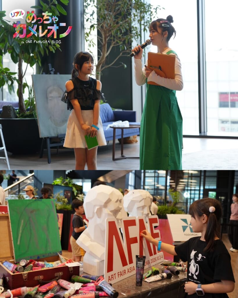 会場でのマイクトークと、展示の中を探す参加者。